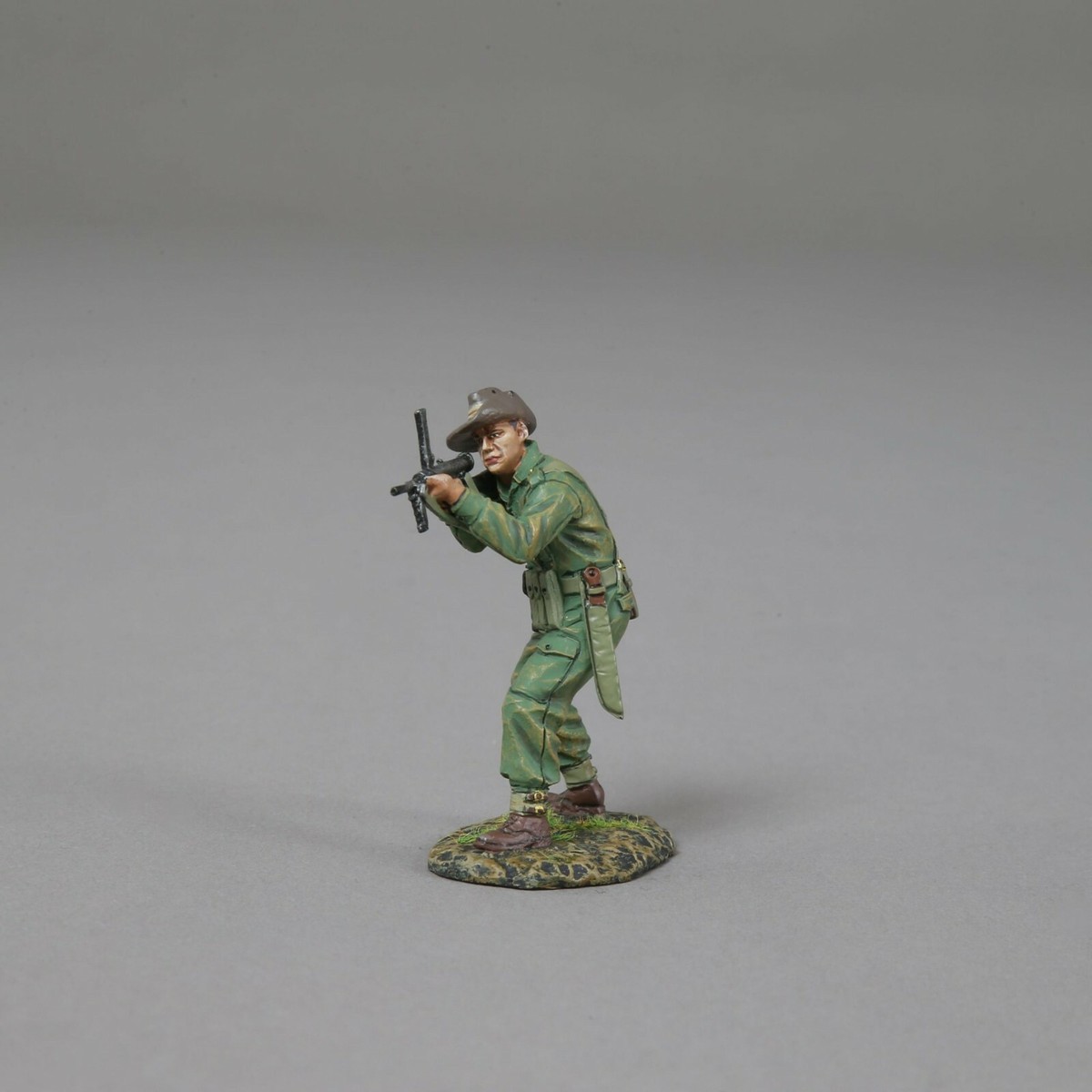 THOMAS GUNN WW2 PACIFIC RS084A AUSTRALIAN SOLDIER FIRING OWEN MG