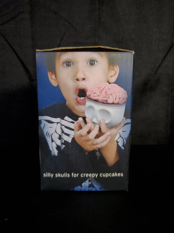 Fred NomSkulls Kooky Espeluznante Halloween Cupcakes Hornear Moldes Tazas ~ Nuevo Juego de 4 Foto 2 de 4