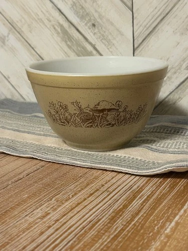 VTG Pyrex Corning Ware Forest Fancies Mushrooms 6" 750 ml Bowl Cottage