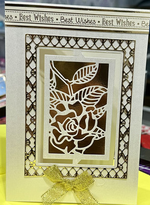 Handgefertigte 5x7'' Beste Wünsche Karte Fancy Fold Rose Twist Front Motiv Gold und Elfenbein