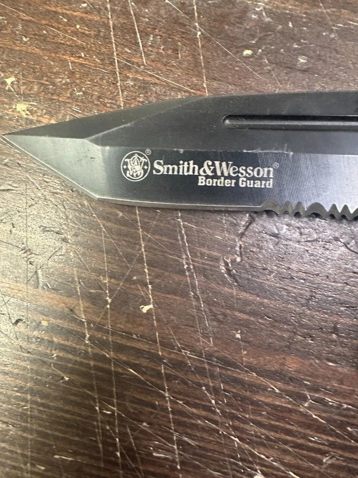 Smith & Wesson Border Guard SWBG4TS cuchillo plegable negro hoja parcialmente dentada Foto 2 de 3