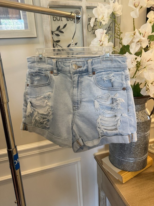American Eagle Distressed Women’s Mom Shorts Size 2 ￼