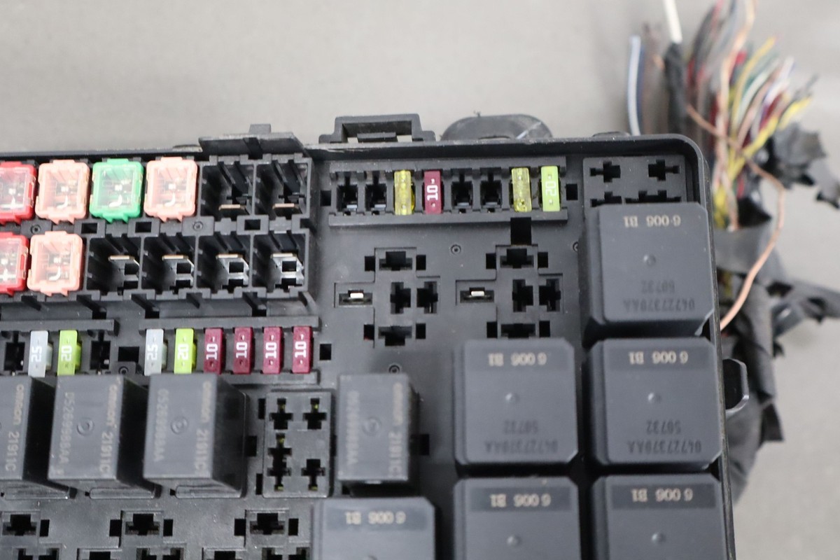 15-16 Dodge Charger SRT8 6.4L 392 Underhood Engine Fuse Box