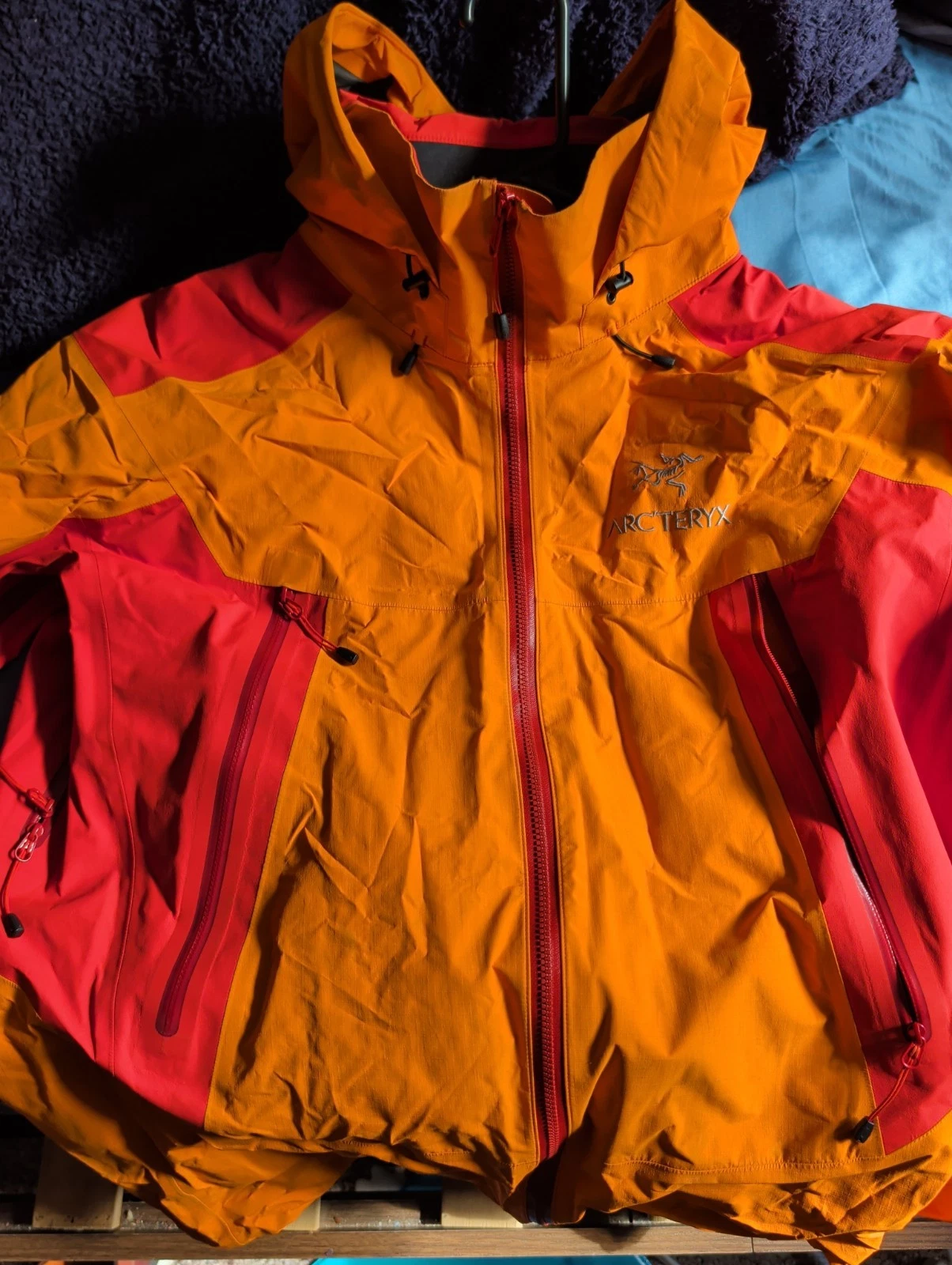 Used Men's Size Medium Orange Arc'Teryx Gore-Tex Shell Waterproof Rain Jacket