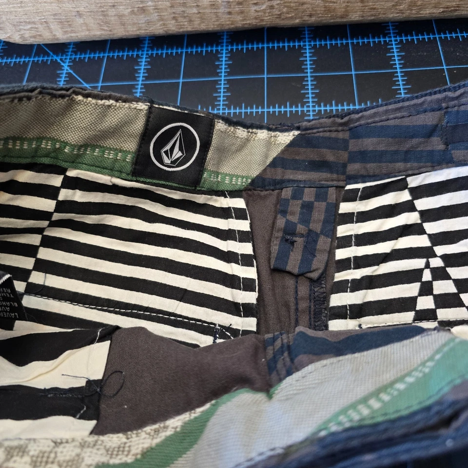Volcom Graphito Shorts – Size 30 – Black Stripe – MSRP $59.50 – NWT - Image 4 of 4
