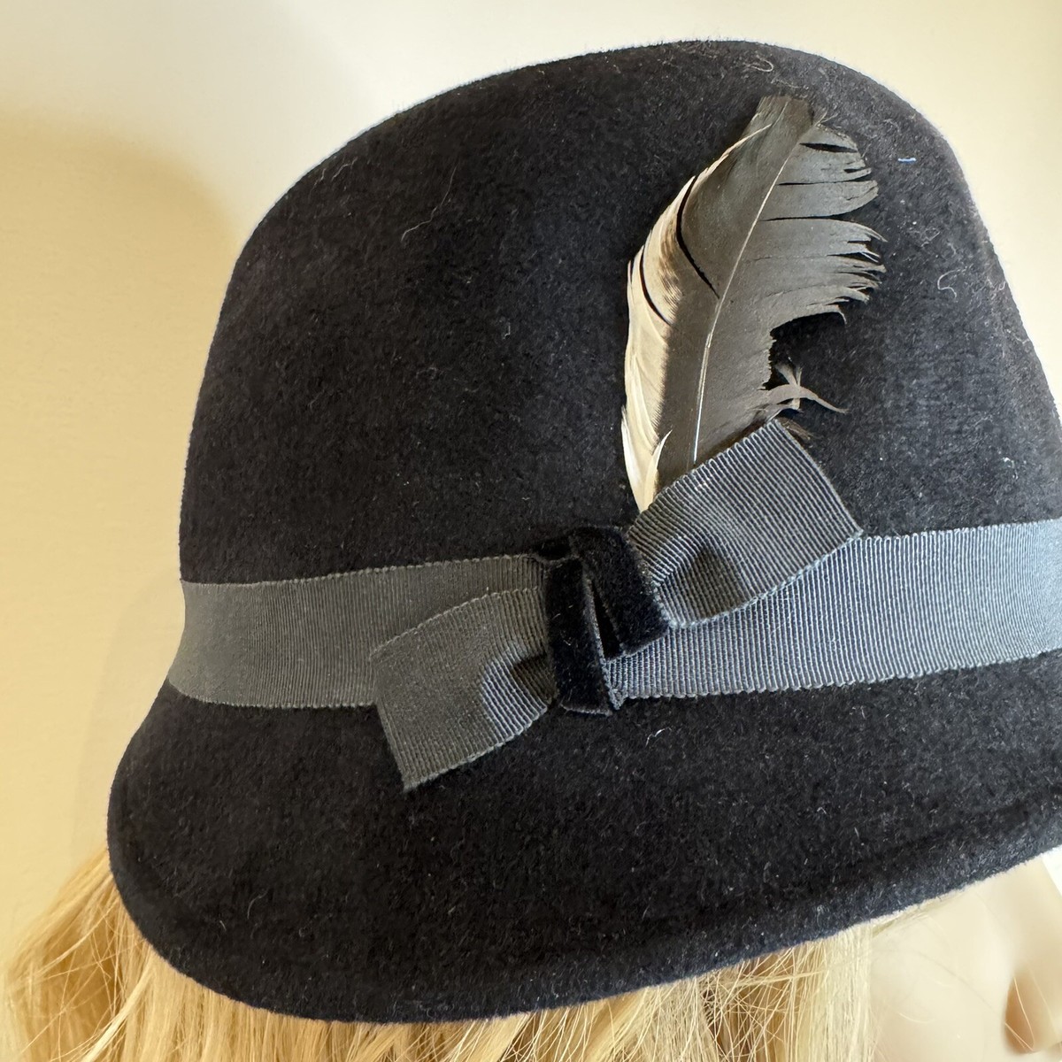 Vintage Louise Green Black Felt Cloche Hat w/ Feather Bow  display picture 2