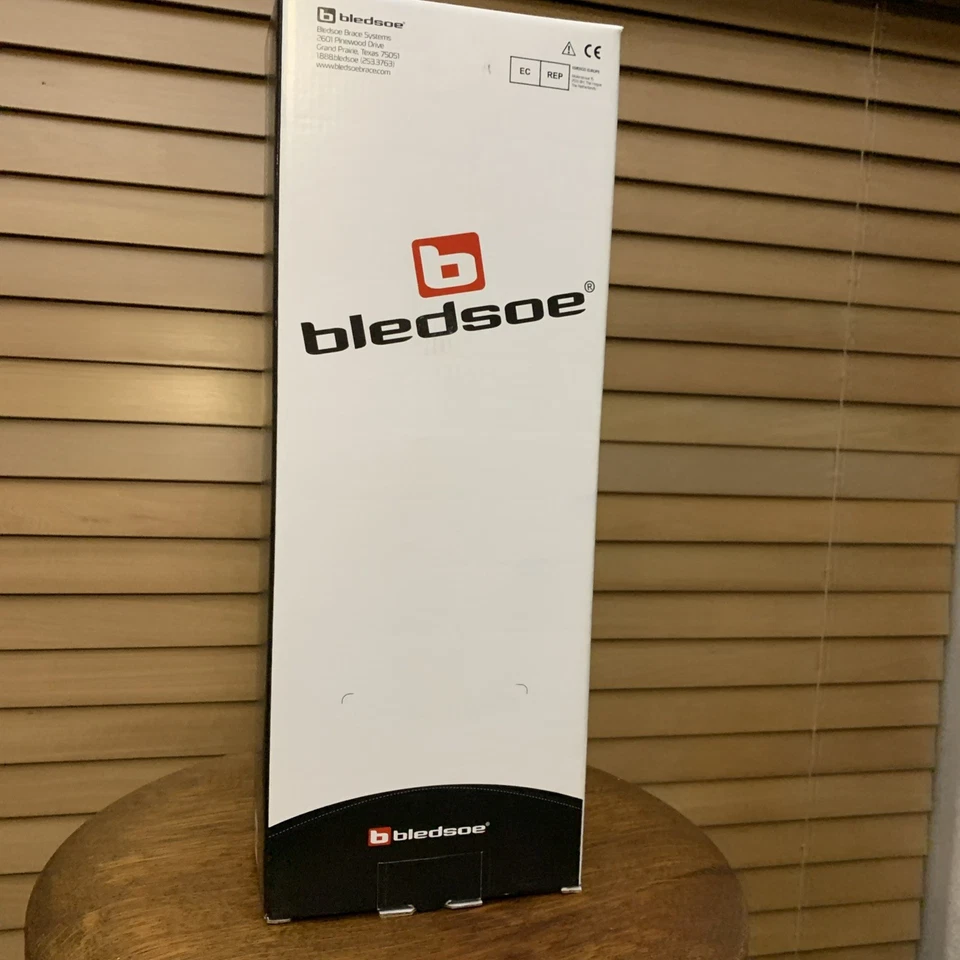 Rodillera izquierda Tritech lateral OA bisagra de empuje talla XL Bledsoe OA Impulse.    Foto 3 de 4