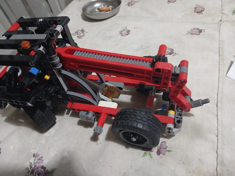 LEGO Technic 42061 Telehandler, foto 2 di 5