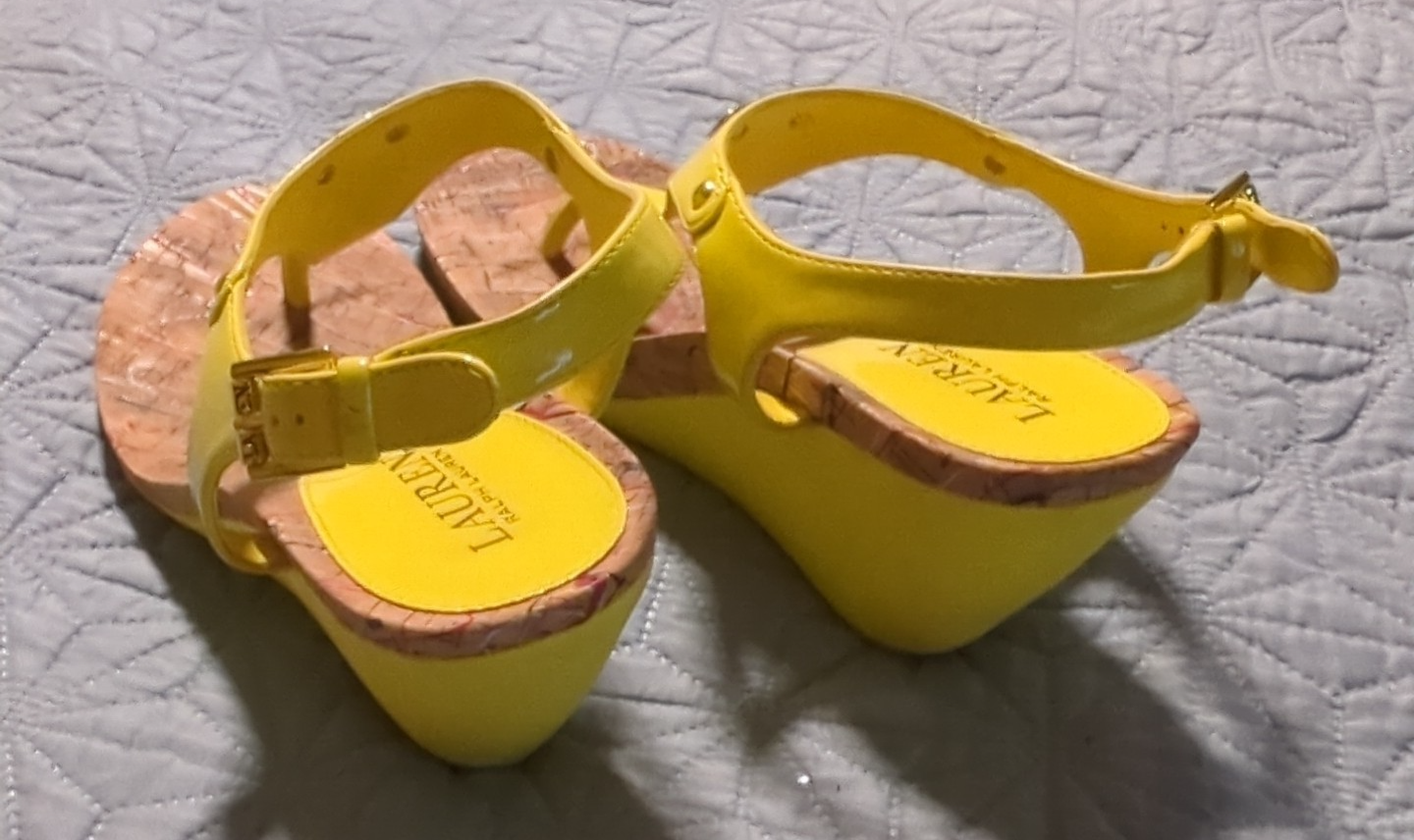 SAOLA Sandali donna Lauren RL zeppa tanga misura 7 5 giallo vernice pelle suola sughero