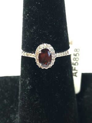 Natürlicher ovaler Granat mit Diamanten auf einem 14 Karat Weißgold Ring
