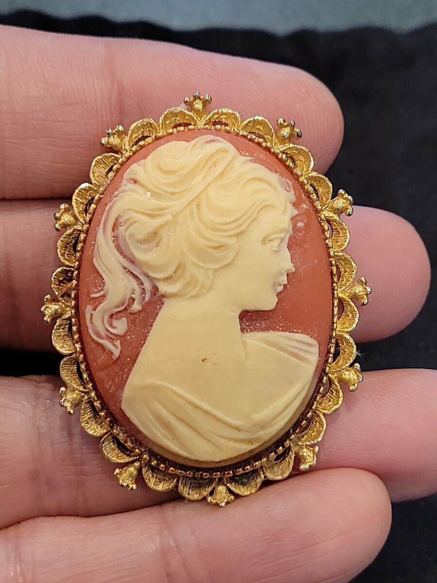 VINTAGE SIGNED GERRYS CAMEO BROOCH/PENDANT COSTUME JEWELRY VINTAGE SIGNED GERRYS CAMEO BROOCH/PENDANT COSTUME JEWELRY
