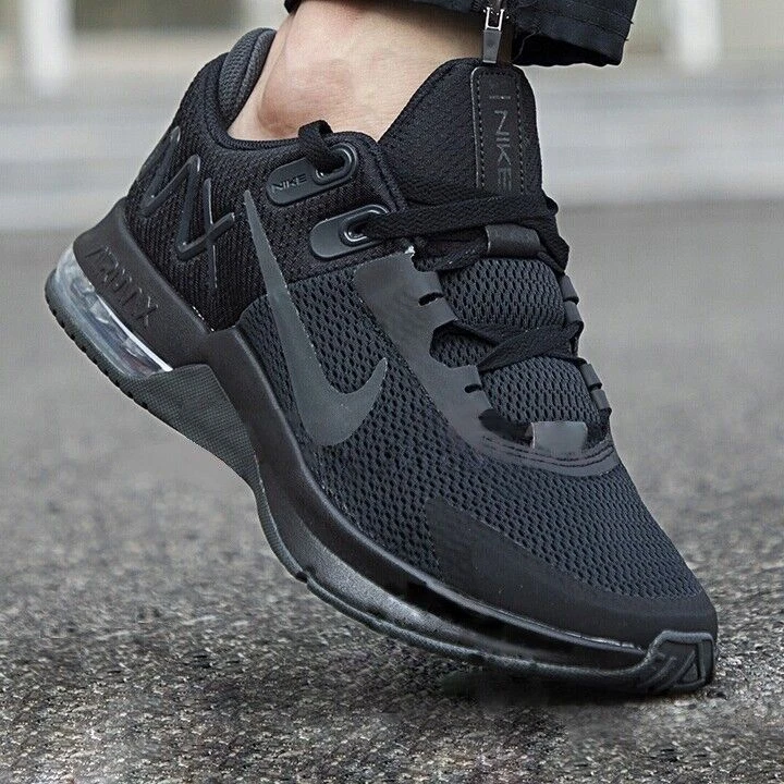 Size 4 black nike trainers clearance