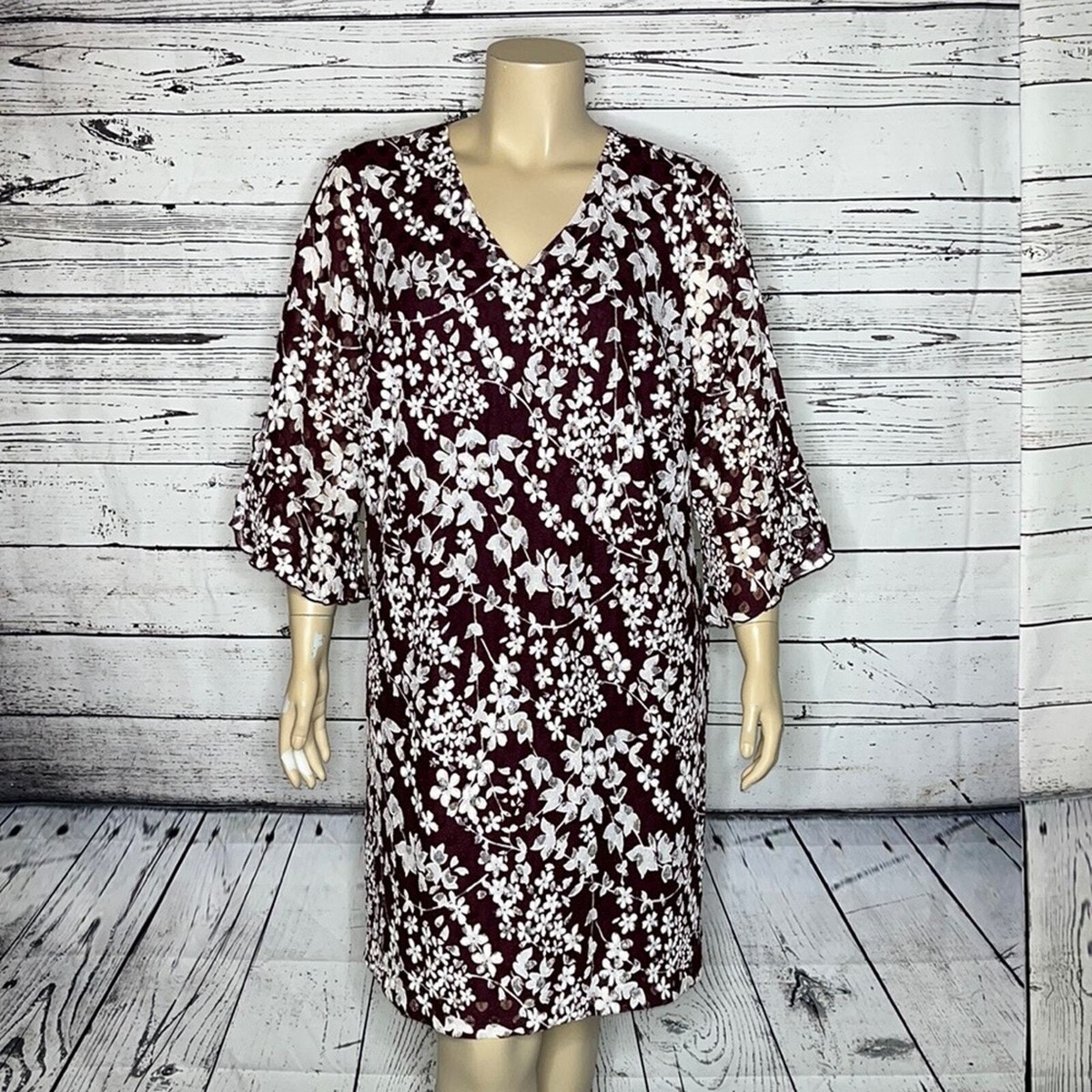 Karl Lagerfeld Paris Size 20W Purple & White Floral Lace Overlay V-Neck  Dress
