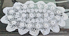 Vintage ręcznie szydełkowany środek stołu / doily z podniesionymi kwiatami - 16" x 11"