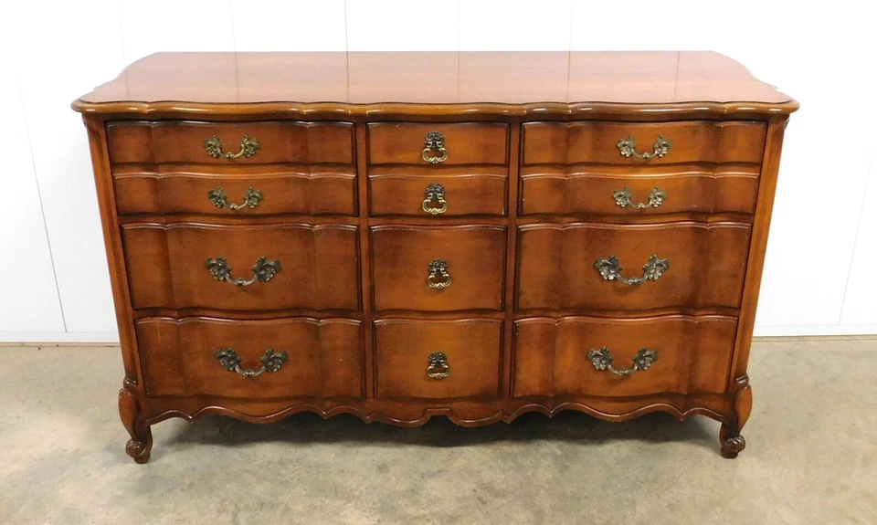 Cómoda triple de nogal estilo provincial francés White Furniture Company Foto 2 de 4