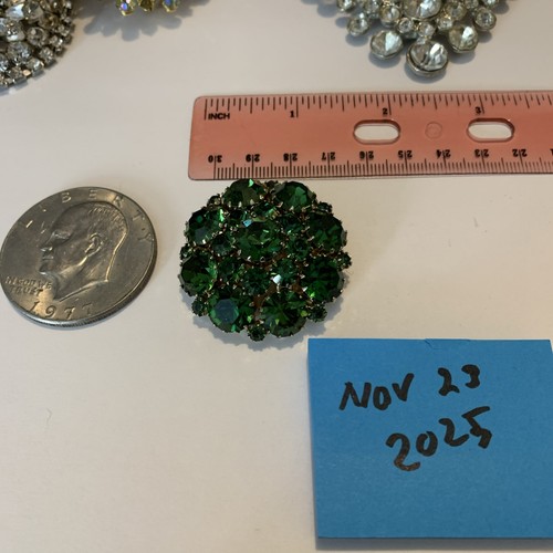 VTG Green Stone Brooch Well Made ,unbranded, Beautiful