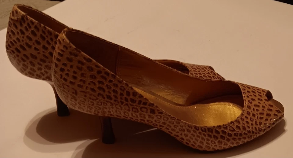 Liz Claiborne 蛇纹印花皮革金色斑点露趾尺寸 8 一脚蹬职业高跟鞋 — 第 2/4 张图片