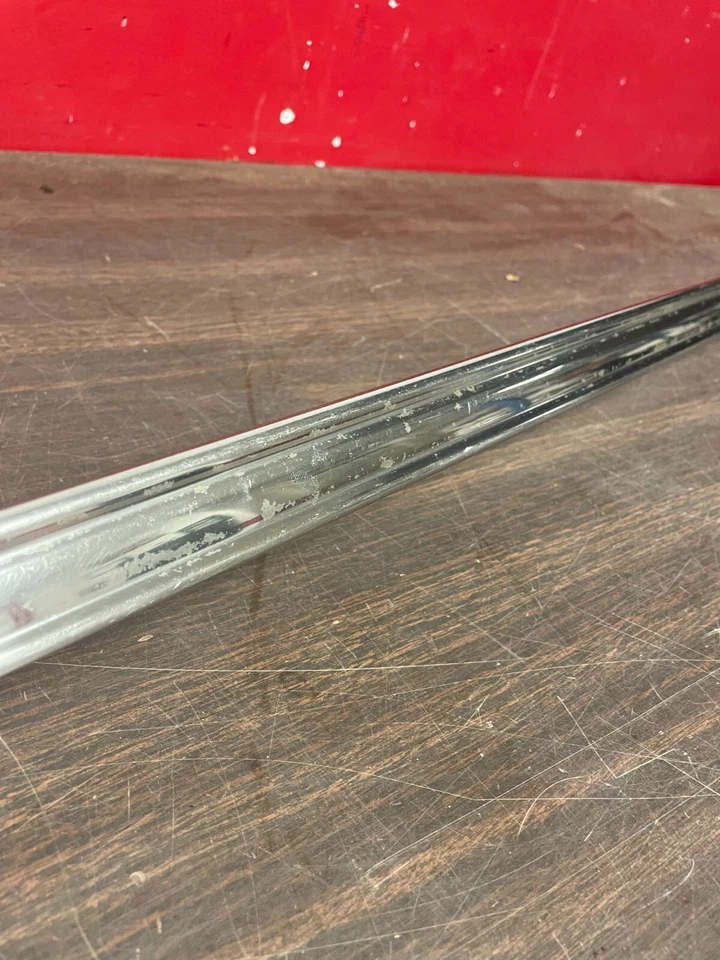 Ford Super Deluxe 1946 1947 capó derecho moldura lateral nos 125 Foto 2 de 4