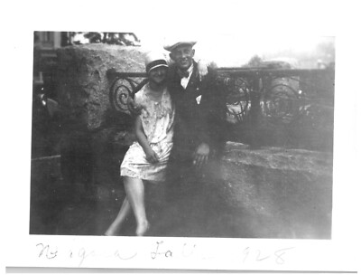 #ad COUPLE HUGGING AT NIAGARA FALLS1928.VTG 3.7quot; x 2.7quot; PHOTO*X1 6 $8.99