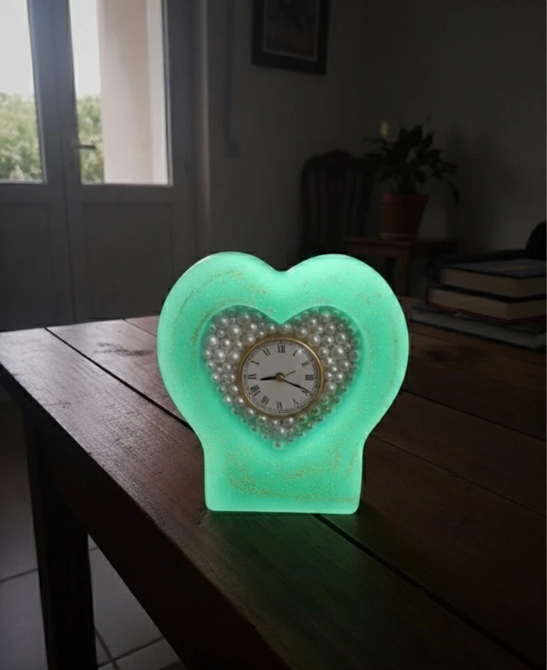 Reloj de Escritorio Artesanal en Forma de Corazón de Hormigón y Epoxi con Decoración de Perlas Foto 4 de 4