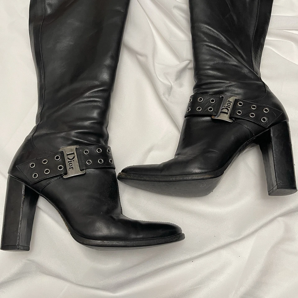 Bota de Cuero Negra Dior Vintage Ojal Hebilla Logo Street Chic Foto 4 de 4