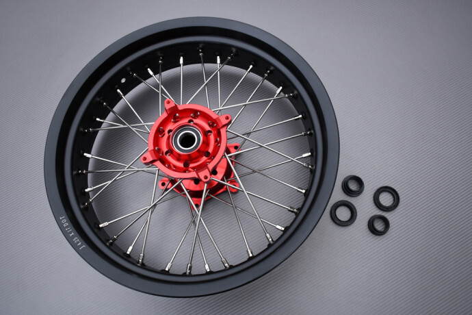 Jante Supermoto rouge 4,25x17 améliorant le grip arrière de la Honda CRF 450