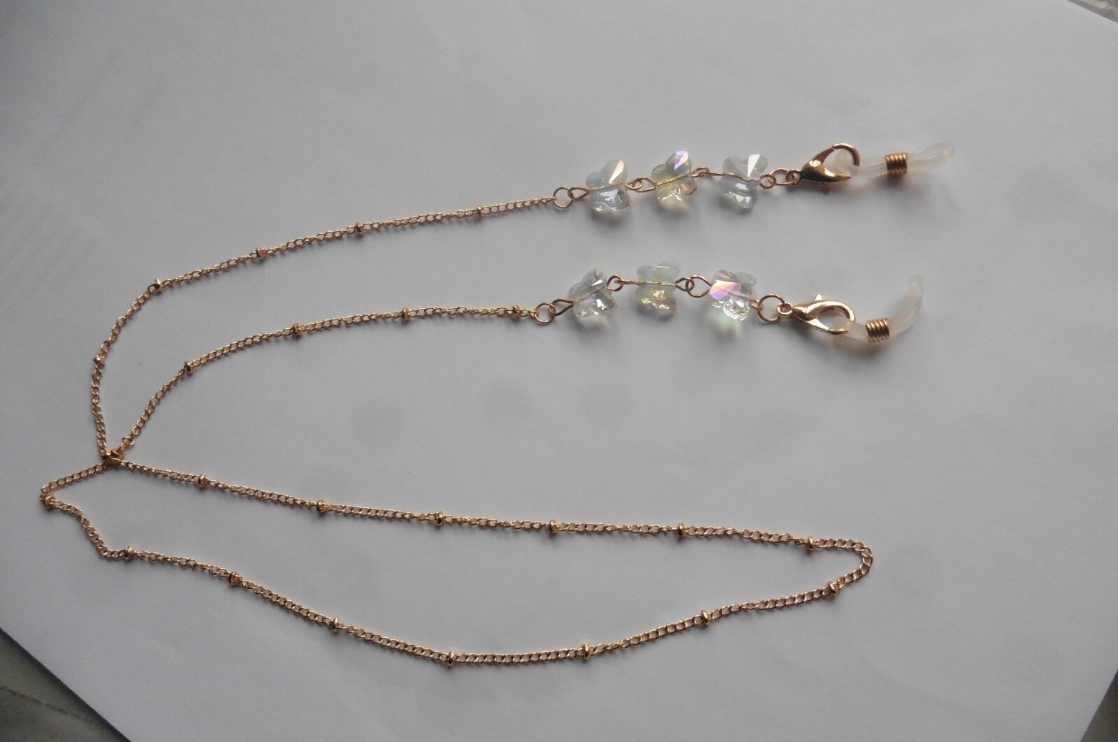 Bijou de lunettes précieux avec chaîne dorée et cristaux irisés