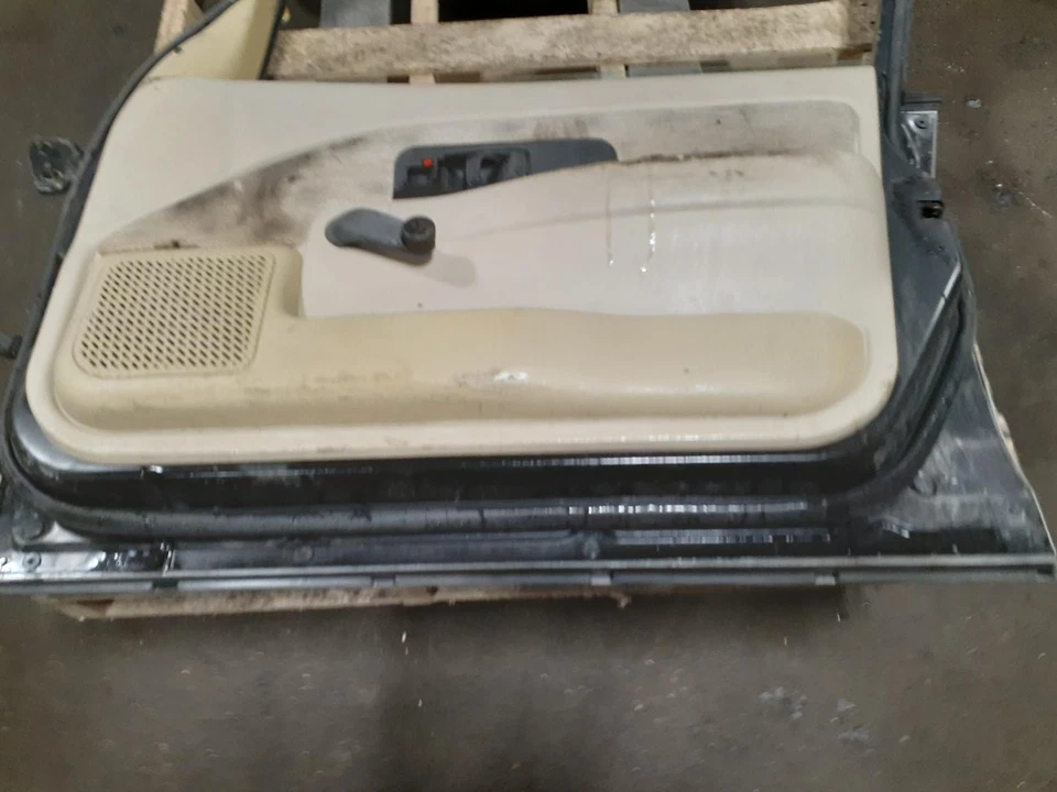 Used Front Right Door fits: 1995 Saturn s series 4 Dr 1 piece skin manual Foto 2 de 4