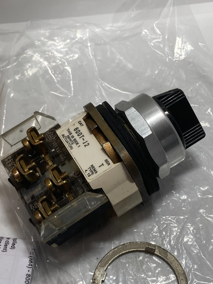 ALLEN BRADLEY 800T-J2A SELECTOR SWITCH 3 POSITION MAINTAINED 1NO/1NC 30MM SER. T - Image 2 of 4