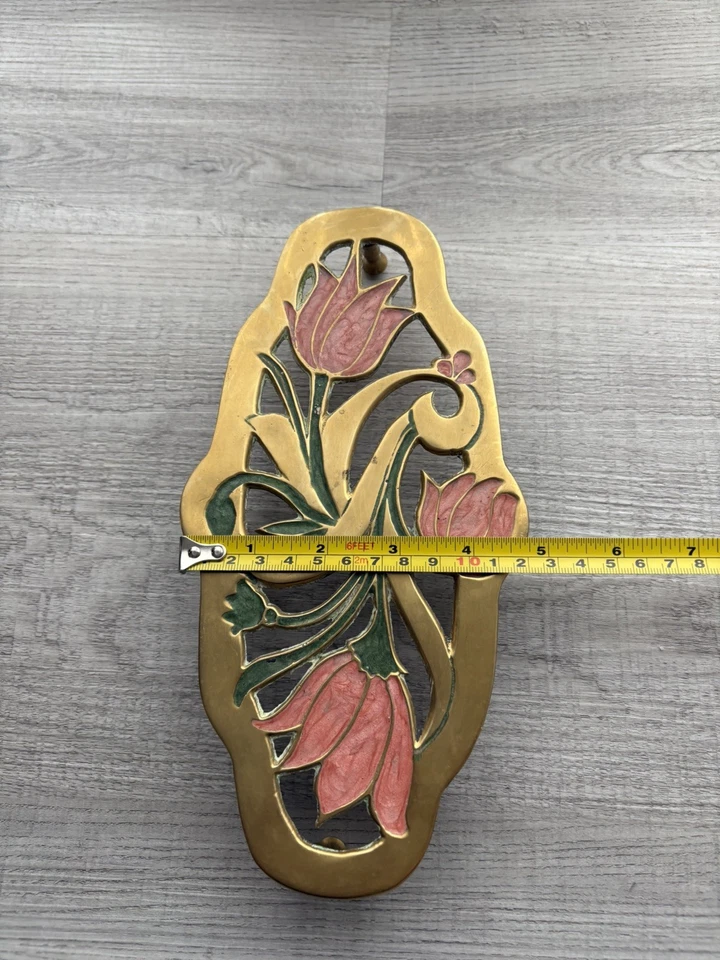 Remache ovalado floral decorativo de tulipán rosa vintage de mediados de siglo de latón macizo con pies Foto 3 de 4