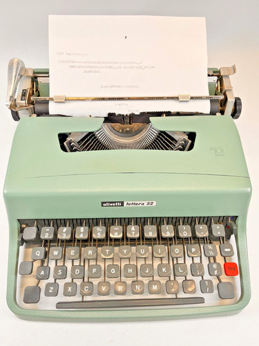 Olivetti Lettera 32, Italy, Good Condition,Original Case & Spools, Ribbon, Green