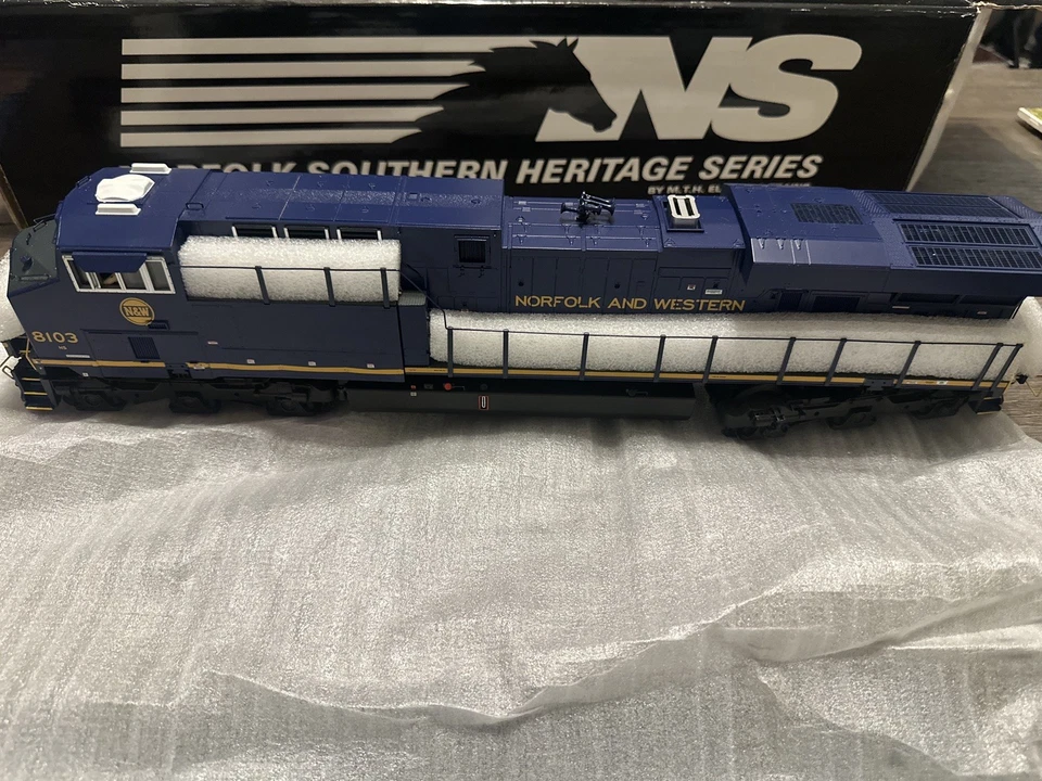 MTH 20-20276-3 Norfolk and Western(NS Heritage) ES44 Diesel non powered - Image 3 of 4