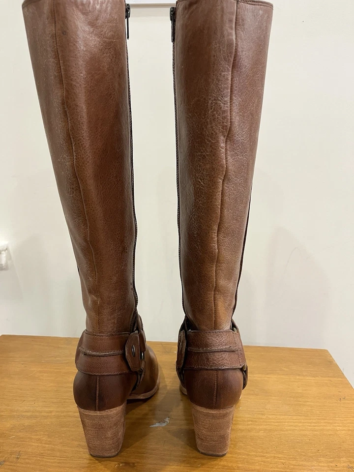 Botas para mujer FRYE Essa de cuero marrón, tacón alto, hasta la rodilla, cremallera, arnés EE. UU. Foto 3 de 4