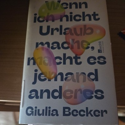 Giulia Becker: Wenn ich nicht Urlaub mache, macht es jemand anderes (2024, HC)