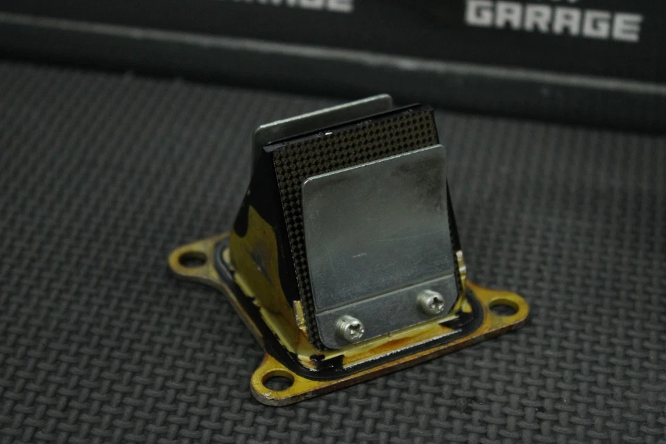 2017 KAWASAKI KX100 KX85 OEM INTAKE REED BLOCK ASSEMBLY CARBON REEDS NICE! - Image 4 of 4