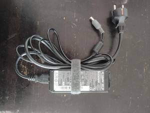 Original Lenovo Laptop-Netzteil 90W-20V