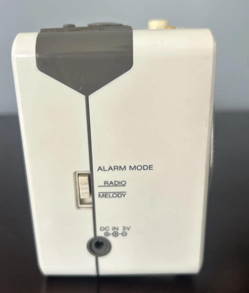 Sony White ICF-A10W Analog Clock Radio Vintage TESTED READ - Image 4 of 4