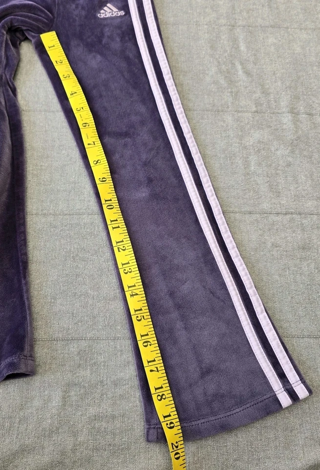 Pantalones de pierna acampanados de terciopelo púrpura Adidas para niñas pequeñas talla 5 precio de venta sugerido por el fabricante $35 Foto 4 de 4