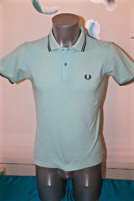 joli polo bleu manches courtes FRED PERRY taille S (91 CMS 36") EXCELLENT ÉTAT - Photo 1/2