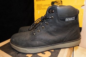 dewalt plasma safety boots black