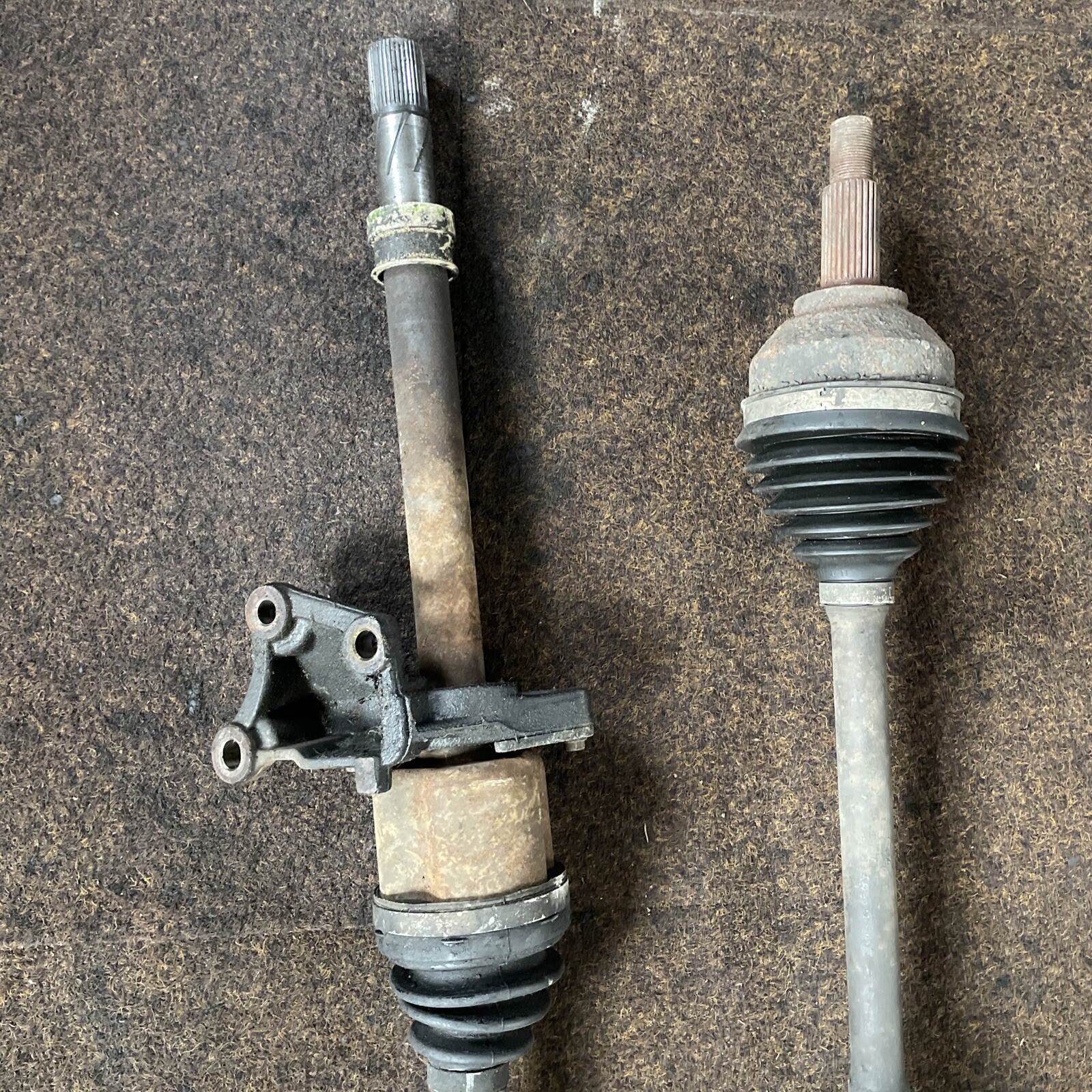 GENUINE VAUXHALL VIVARO RENAULT TRAFIC DRIVE SHAFT DRIVER SIDE 2.0