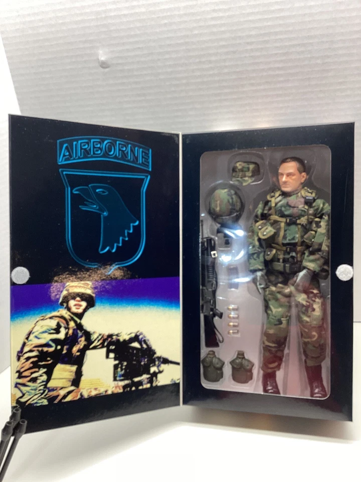 Dragon Screaming Eagle 101st Airborne Air Assault Grenadier Kevin 12" Figure  - Image 2 of 4