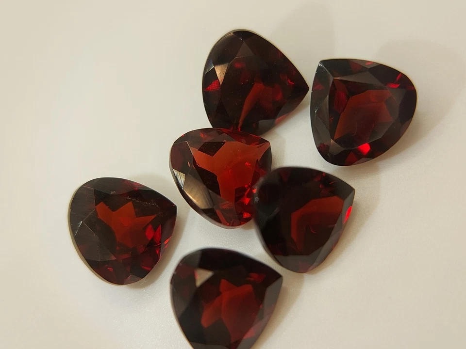 6 large red garnet gemstones - faceted natural Garnet 27.70 CTS - Image 2 of 4