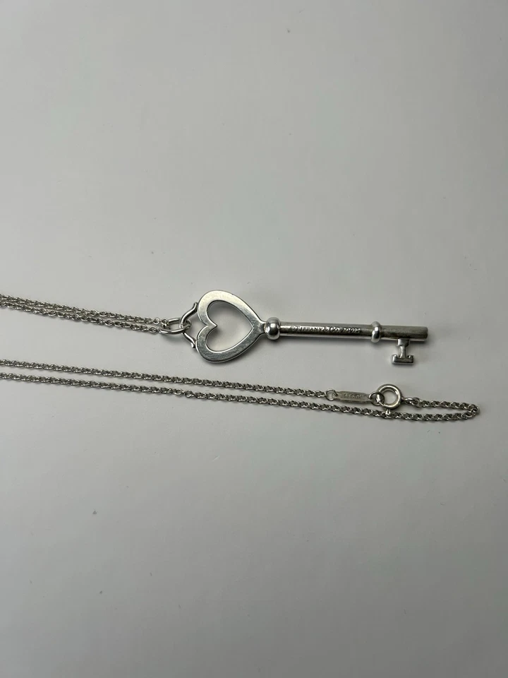 Tiffany & Co. Collar de cadena de 20" con colgante de llave de corazón de 2" de plata de ley Foto 4 de 4