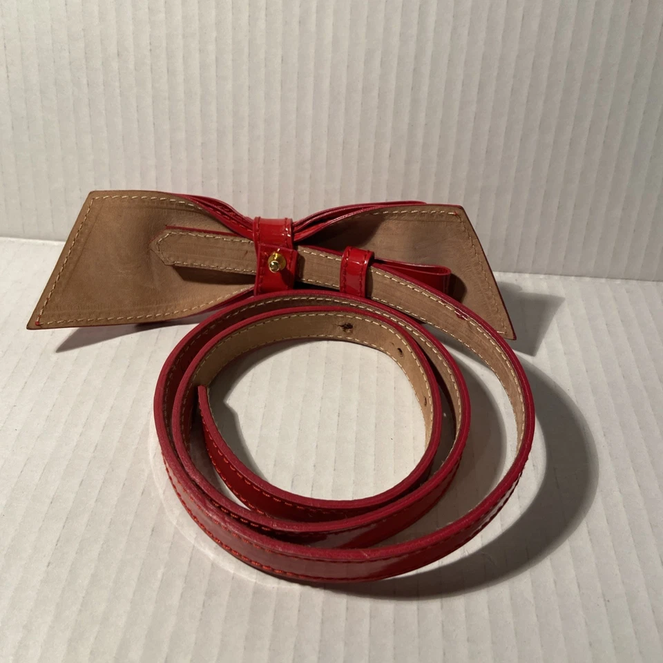 Cinturón de cuero rojo Kate Spade New York brillante acento de lazo S cierre estenopeico Italia Foto 3 de 4