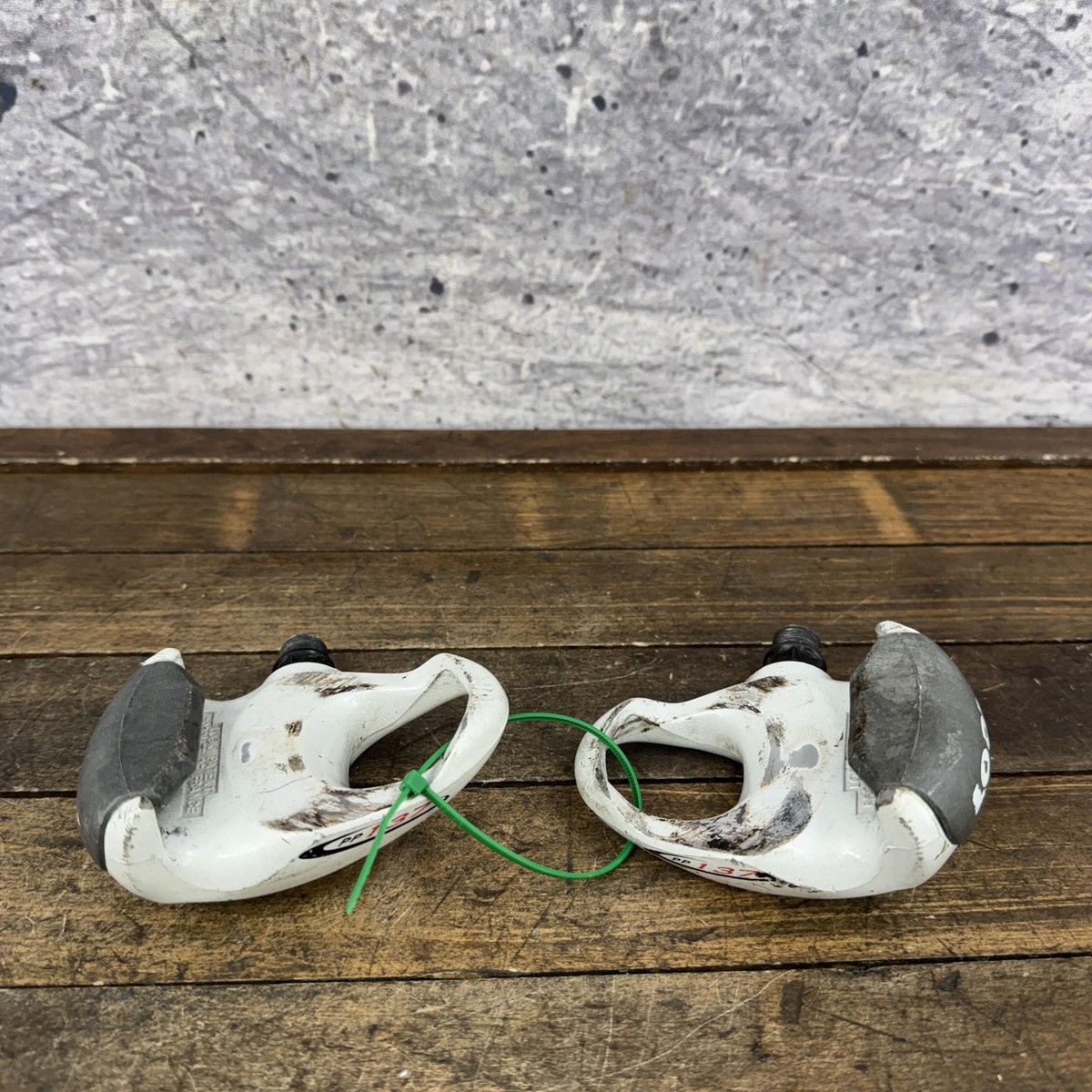knoll1脚 Vintage Look PP137 Clipless Road Bike Pedals 9/16 White Pair 395g