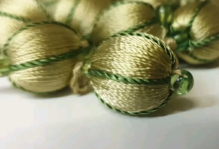 PASSEMENTERIE HOULES 16 PERLES POMPONS COULEUR VERT DORE FIL VERT REF 69P2VDV - Photo 2/2