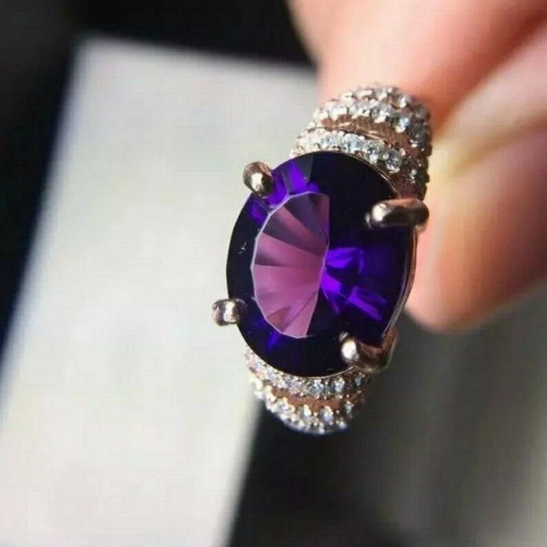 Anillo de halo de amatista simulada ovalada de 2 quilates para hombre enchapado en oro blanco de 14 k plateado Foto 2 de 4