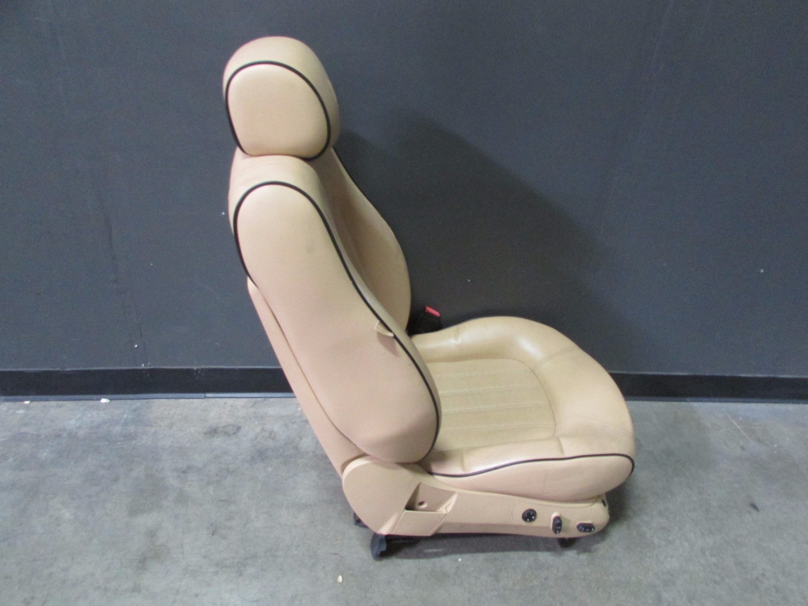 Maserati Quattroporte, RH, Right Front Seat, w/ Table, Beige, Used
