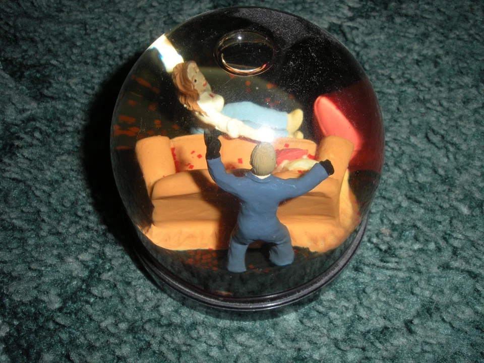 HALLOWEEN 20TH ANNIVERSARY SNOW GLOBE #11315 COMPASS 1998 MICHAEL MYERS NO VHS - Image 2 of 3
